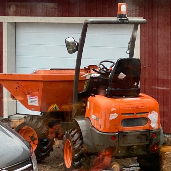 En liten och smidig orange dumper.